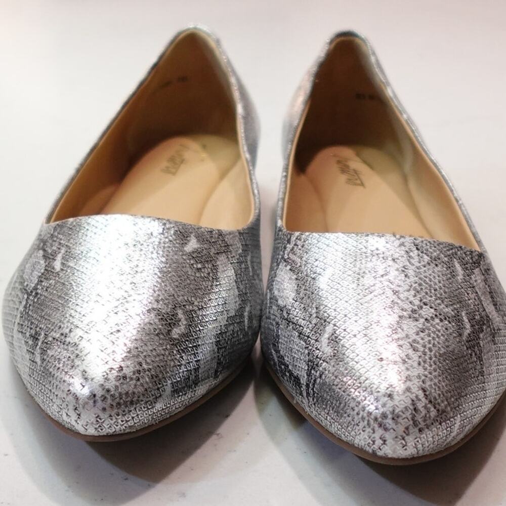 TROTTERS Estee Flats in Silver Python NIB size 8.5